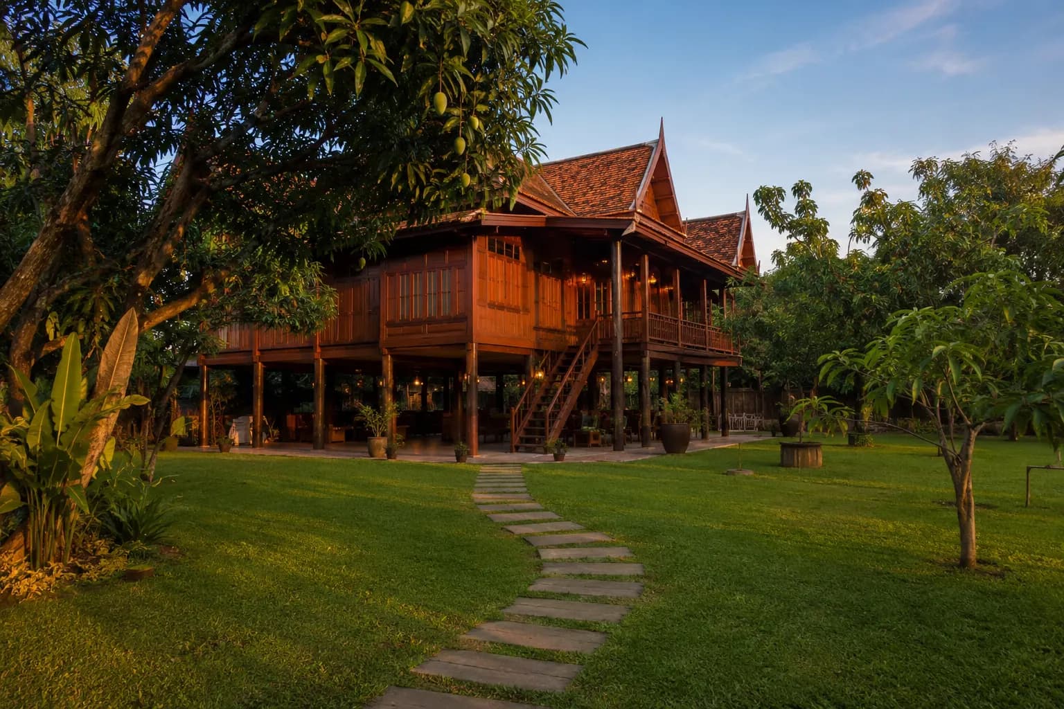 บ้านสวนสันกำแพง 1 ไร่ พร้อมเรือนไม้สักเก่า