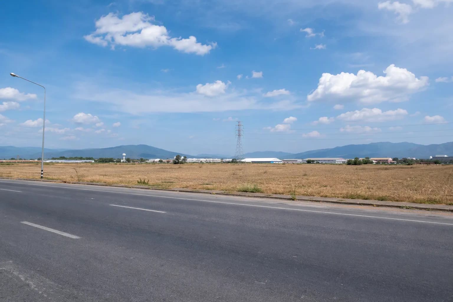 ที่ดินห้างฉัตร 10 ไร่ ติดถนนใหญ่ เหมาะโกดัง รูปที่ 1